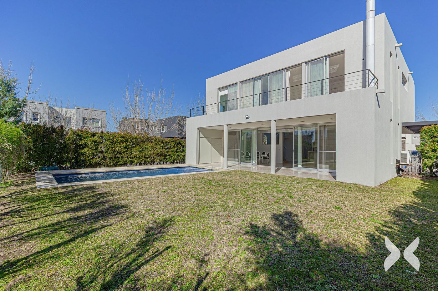 Fachada y pileta