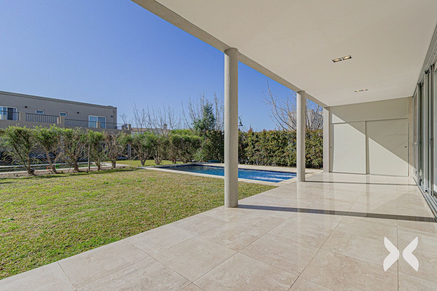 Galería con vista a la pileta