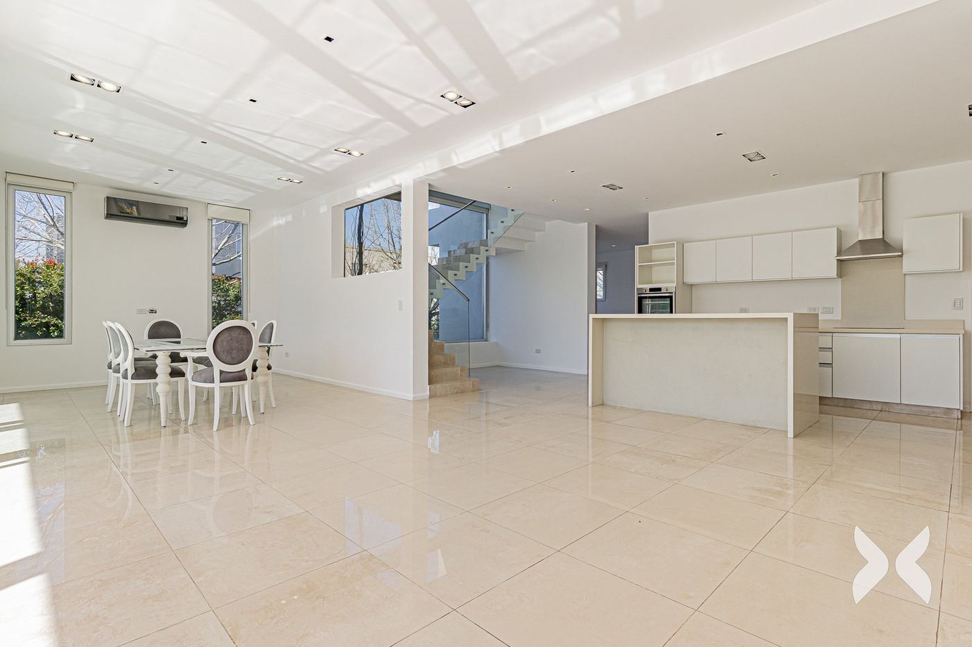 Living, comedor y escalera