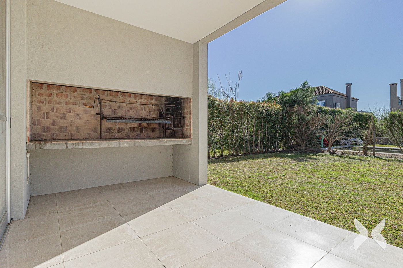 Galería con parrilla