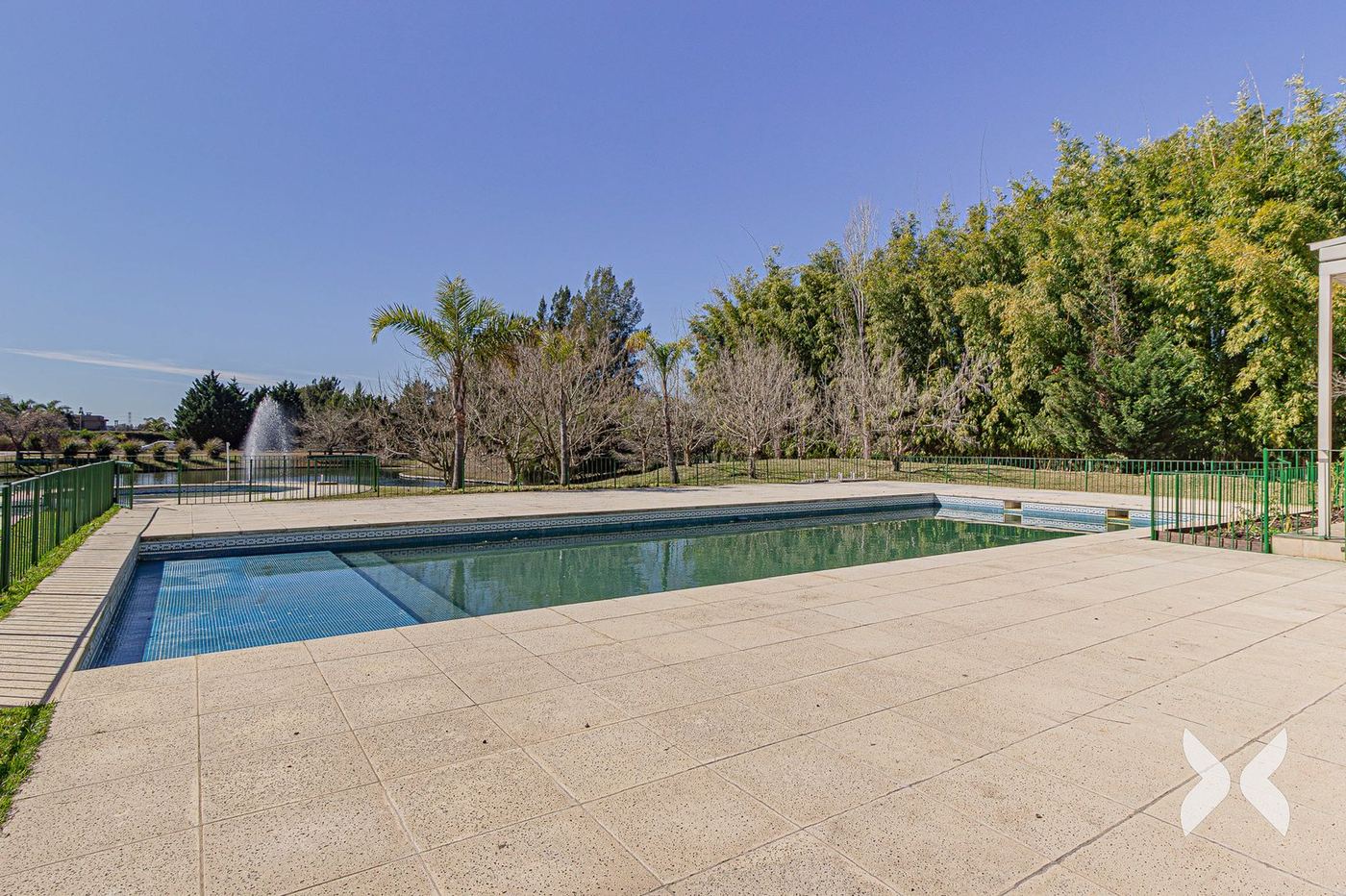 Barrio · clubhouse y lago